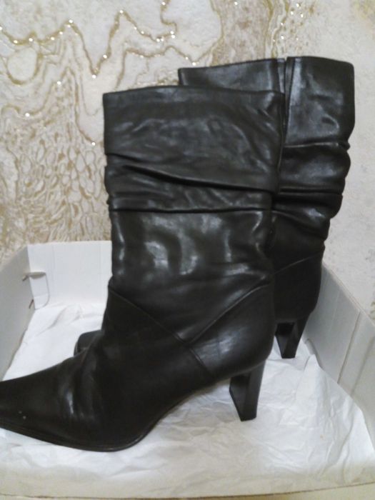 Продам  гарні  нові з  натуральної  шкіри  чобітки