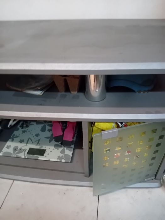 Móvel TV cinzento com duas portas