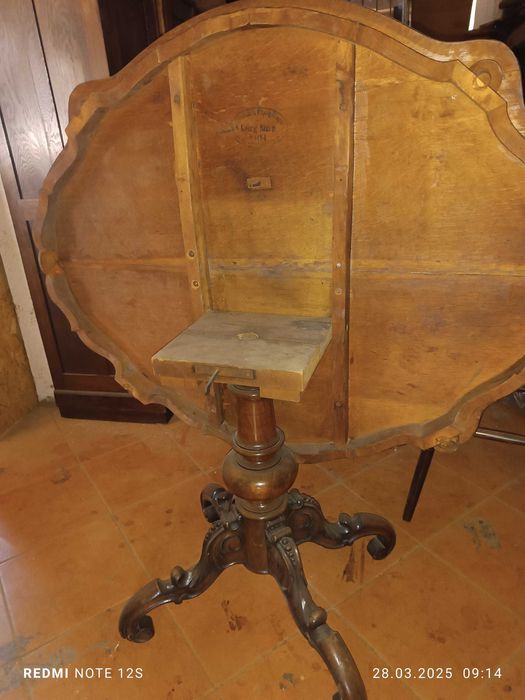 Antyk -piękny rzeźbiony stoł z mechanizmem