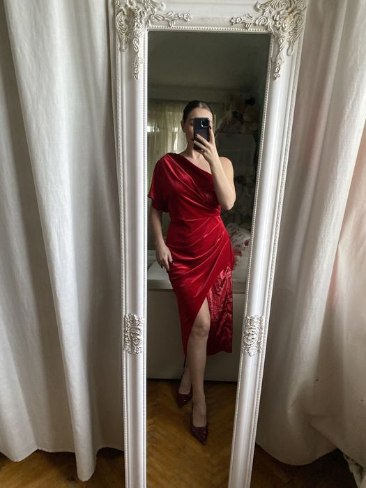 Нарядное вечернее коасное велюровое платье по фигуре на одно плечо