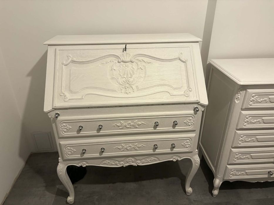 Stylowy sekretarzyk w stylu klasycznym – biały