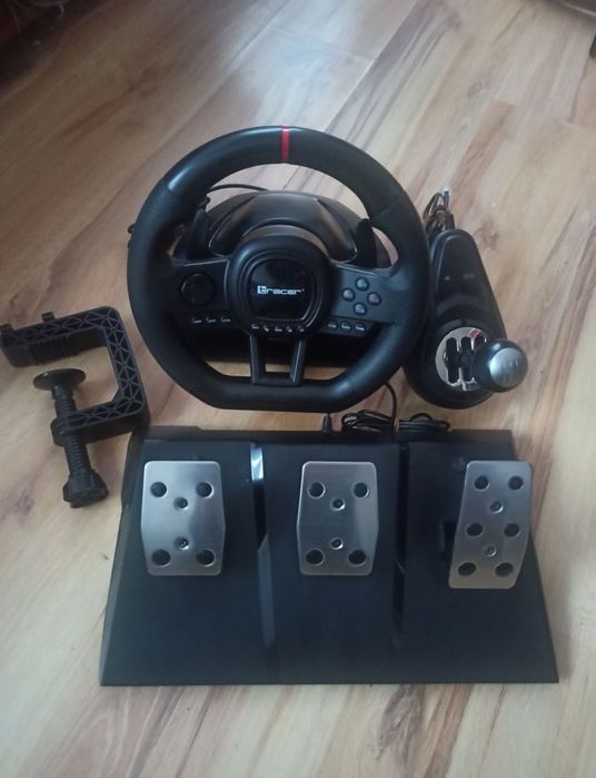 Kierownica Tracer SimRacer 6in1 wraz z pedalami i skrzynia biegów używana, ale stan jak nowy. 
Maksymalny obrót kierownicy 270.