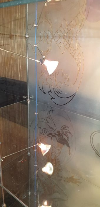 Скляна шафа з підсвіткою