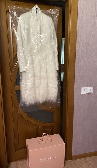 Біле пальто з хутром лами