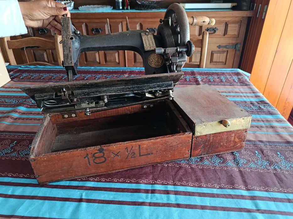 Maquina de costura manual muito antiga vintage Seidel & Naumann