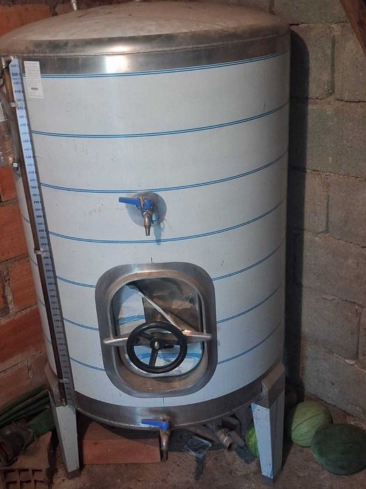 Cuba de vinho em inox de 550 litros pouco usada.