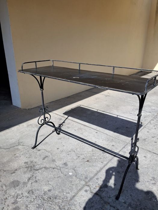 Consola em ferro