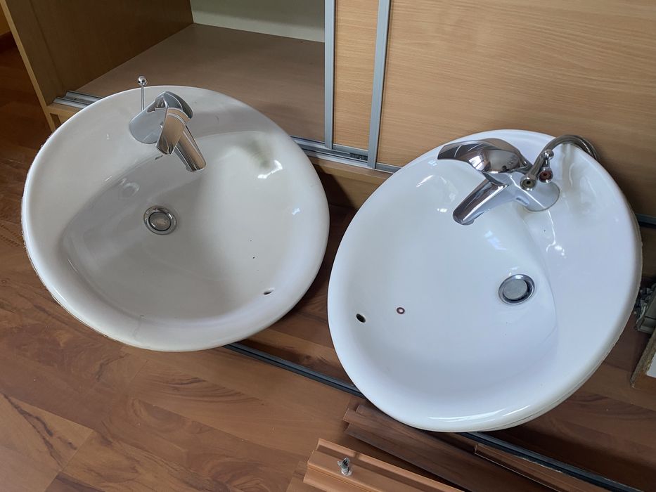 Dwie umywalki rea wraz z kranami i blatem