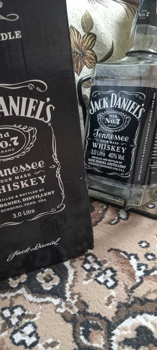 Пляшка з-під віскі Jack Daniel's (Джек Деніелс) 3 л на гойдалці