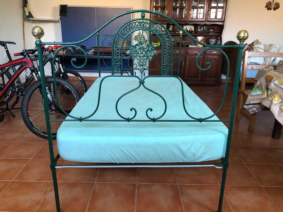 Cama de ferro + 2 mesas de cabeceira (estilo clássico/vintage)