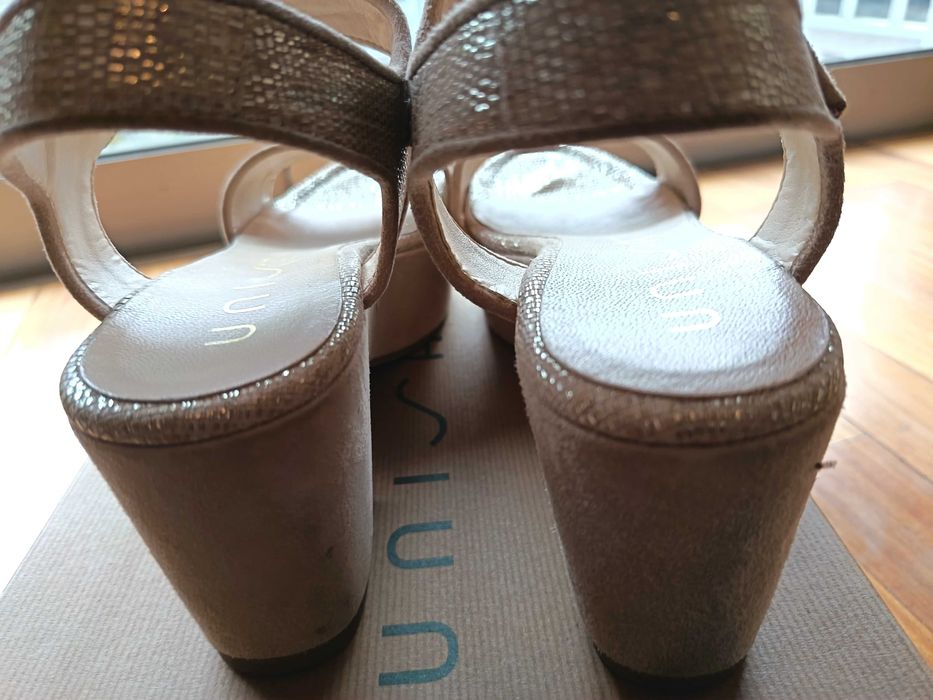 Sofisticação em Cada Passo – Sandálias Beje UNISA