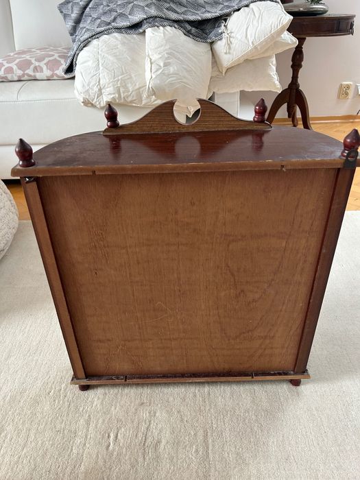 Drewniana szafka / mała witrynka – styl klasyczny