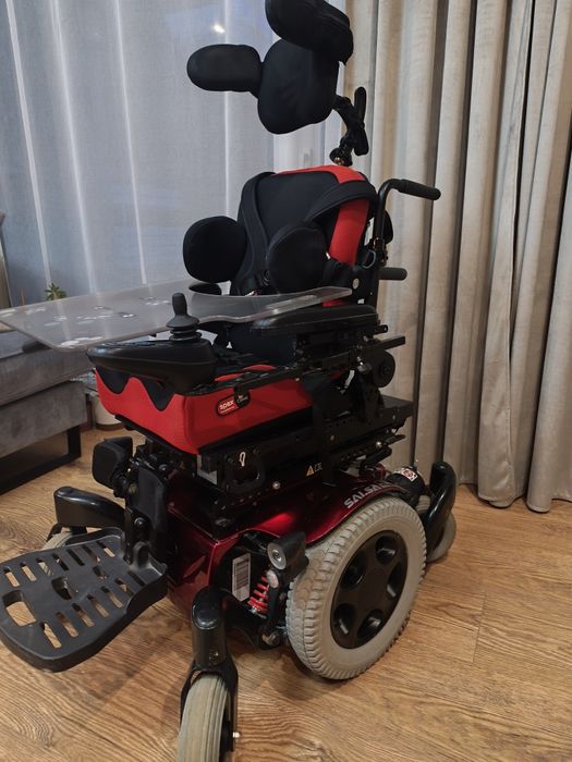Wózek inwalidzki elektryczny dziecięcy.