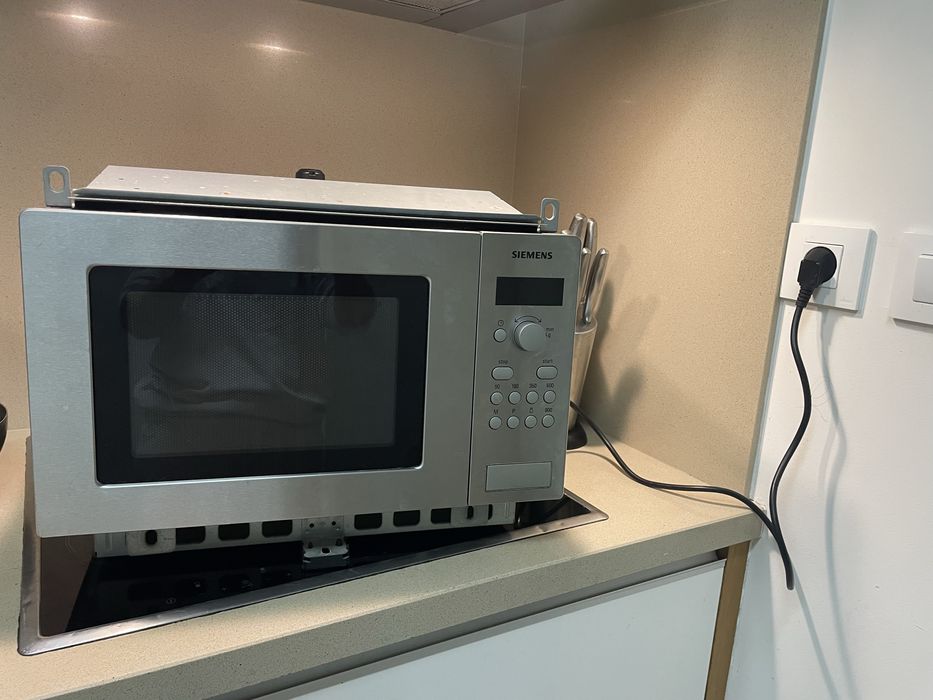 Microondas Siemens de encastar avariado, com acessorios (prato)