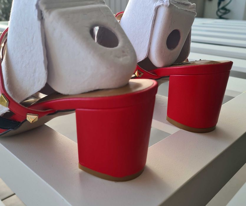 Sandálias Valentino tam.40 com tachas vermelhas salto médio