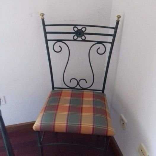 Quarto completo: cama, cómoda, 2 mesas, espelho e candeeiros