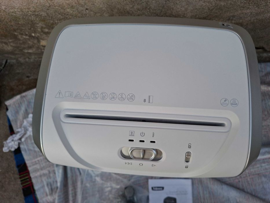 Fellowes FS-12C Niszczarka do papieru 19 l biała