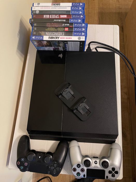 Sprzedam PlayStation 4 + 2 pady + stacja ładowania + gry