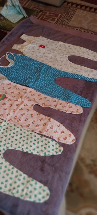 Детские ползунки и распашонки