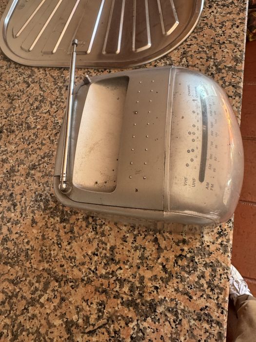 Vendo mini televisão portátil com rádio AM/FM
