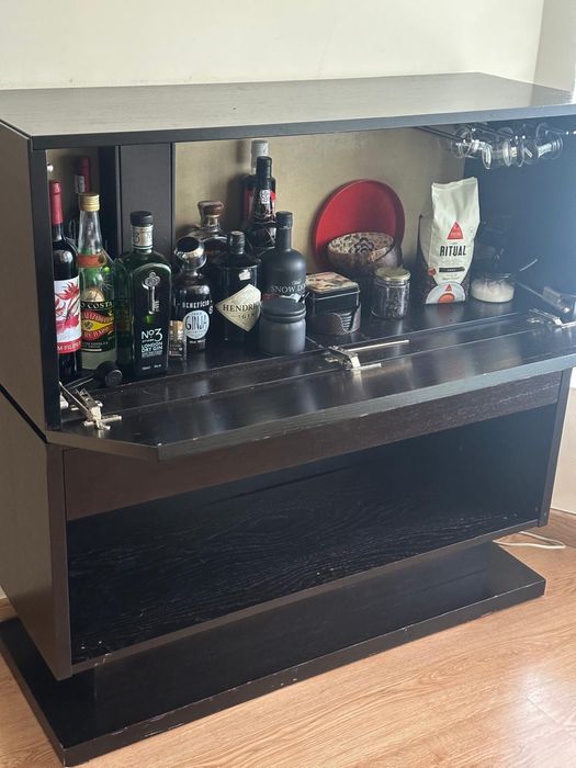 Bar com porta e gaveta