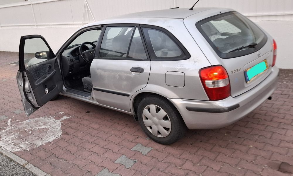 Mazda 323- ano 2000