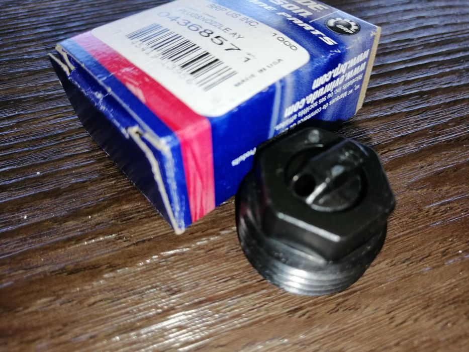 Evinrude -  plug and nozzle assembly