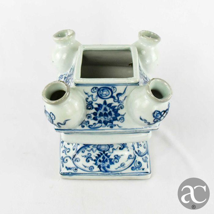 Rara Floreira Porcelana da China, em forma de Pagode, República