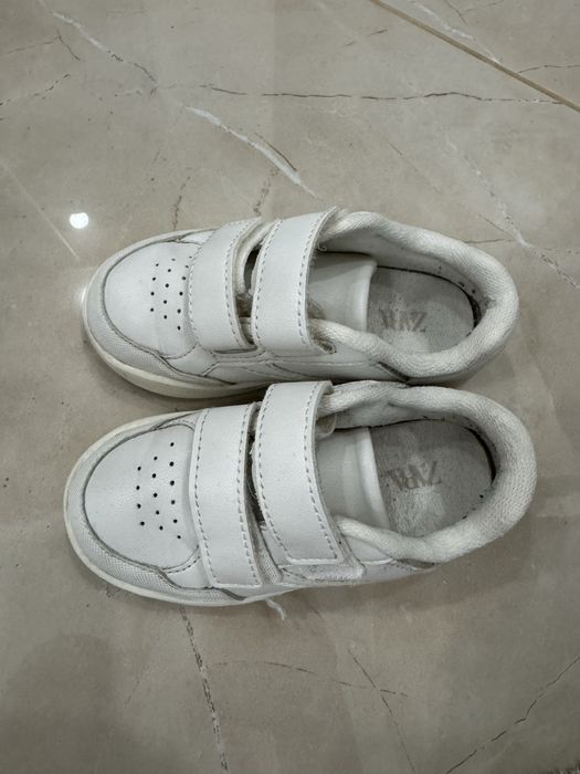 Дитячі кросівки Zara