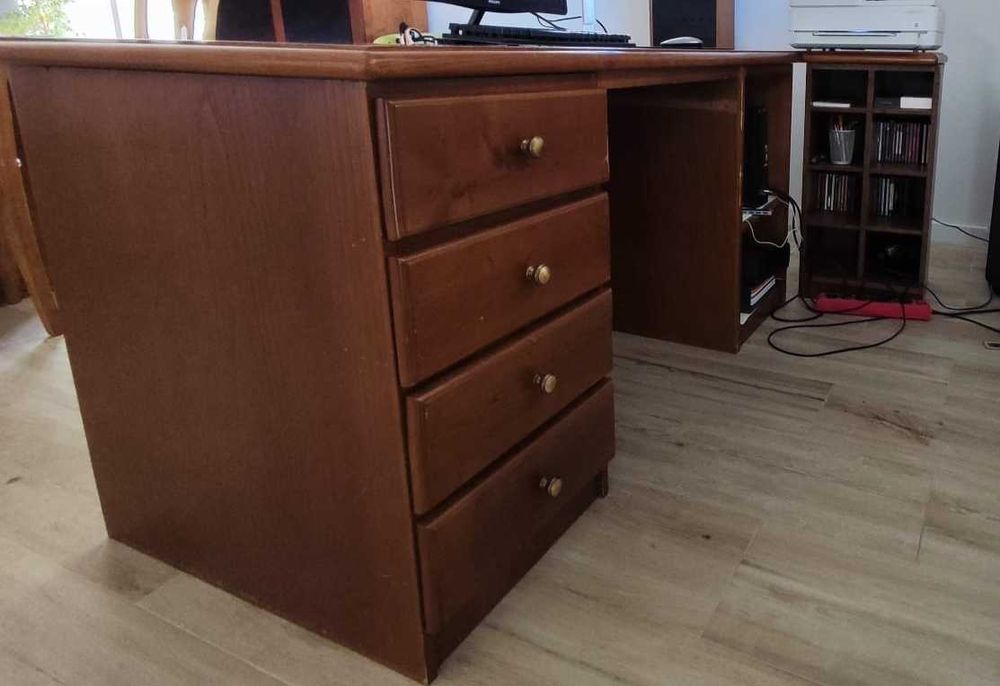 Vendo secretária em madeira. Ótima oportunidade