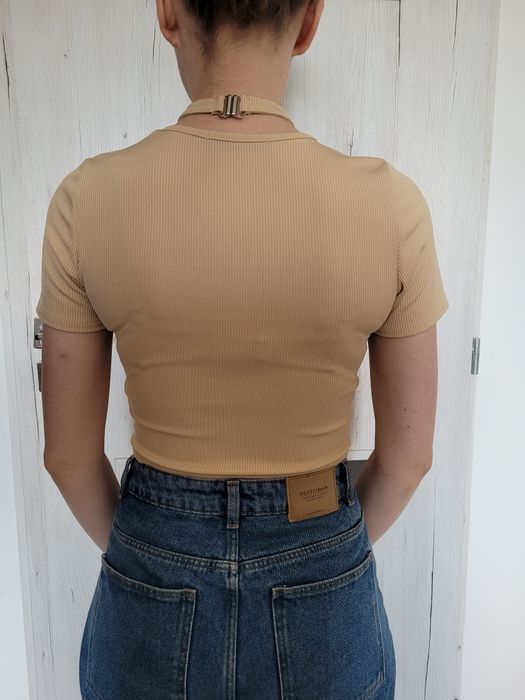 Crop top z dekoltem w serek kremowy beżowy