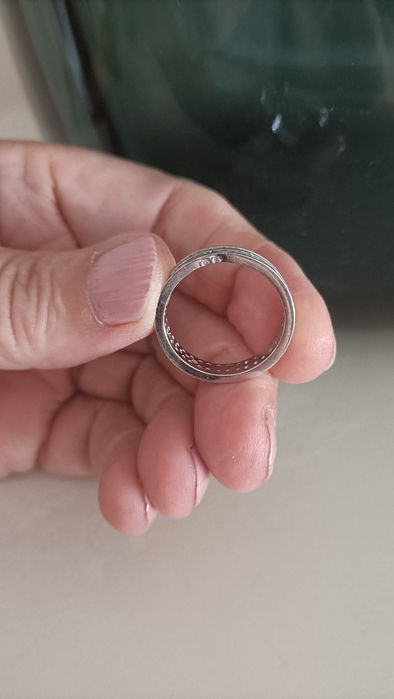 Aliança com zirconias a toda a volta.