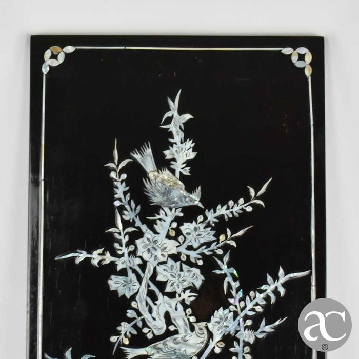 Painel chinês em madeira lacada com embutidos em madrepérola