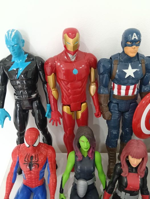 13 Figuras de Ação Marvel Titan Hero