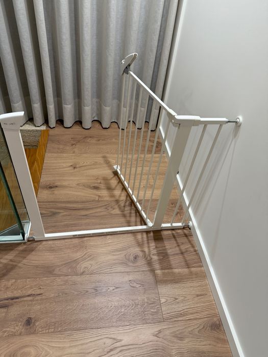 Barreira de segurança criança em metal 76x82 cm branco Munchkin