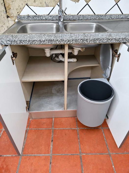 Cozinha branca 233 cm com bancada em granito, lava-loiça e torneira
