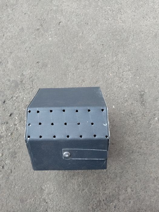 Бункерні годівнички для кролів.