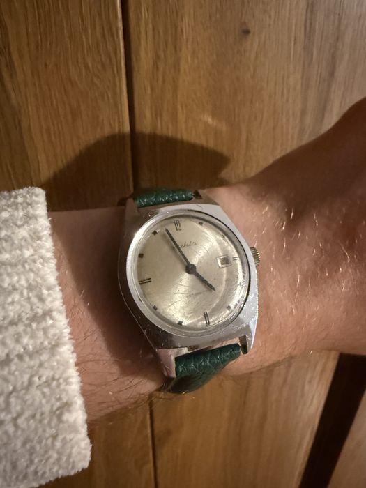 Vintage RUHLA Mechanical z Datownikiem – Klasyk NRD (Nowy Zielony Pasek)