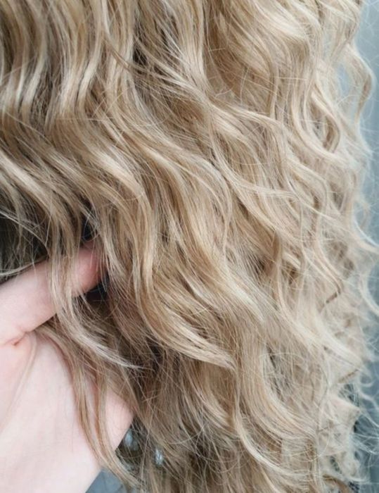 Peruka fale loki blond z odrostem 3DNowa peruka wykonana z wysokiej ja