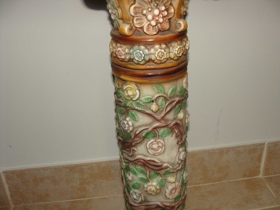 Coluna Decorativa Ornamentada de Flores