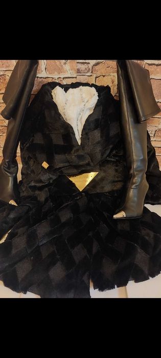 Bardzo elegancki płaszcz o fakturze futerka Marki La Monne