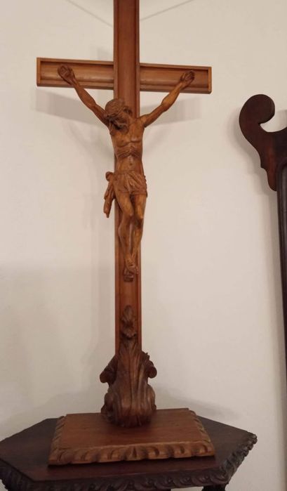 Crucifixo madeira castanho