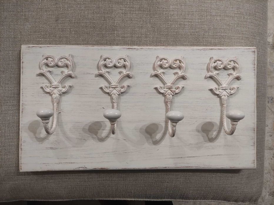 Cabides de parede em madeira com ganchos de metal e cerâmica