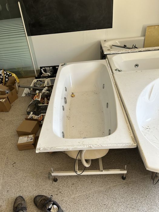 Varias banheiras hidromassagem , sanitas e bides da marca Roca