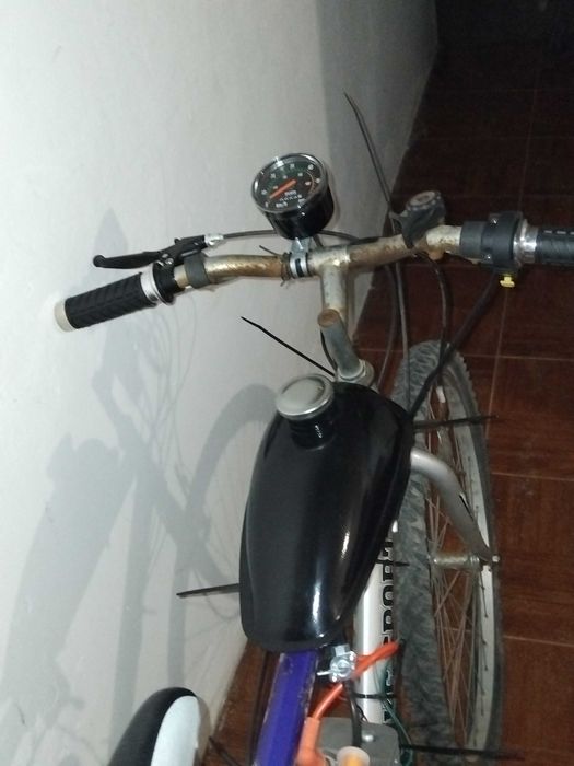 Bicicleta com motor auxiliar