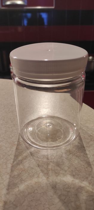 Продам банку с крышкой пластиковую 500мл.