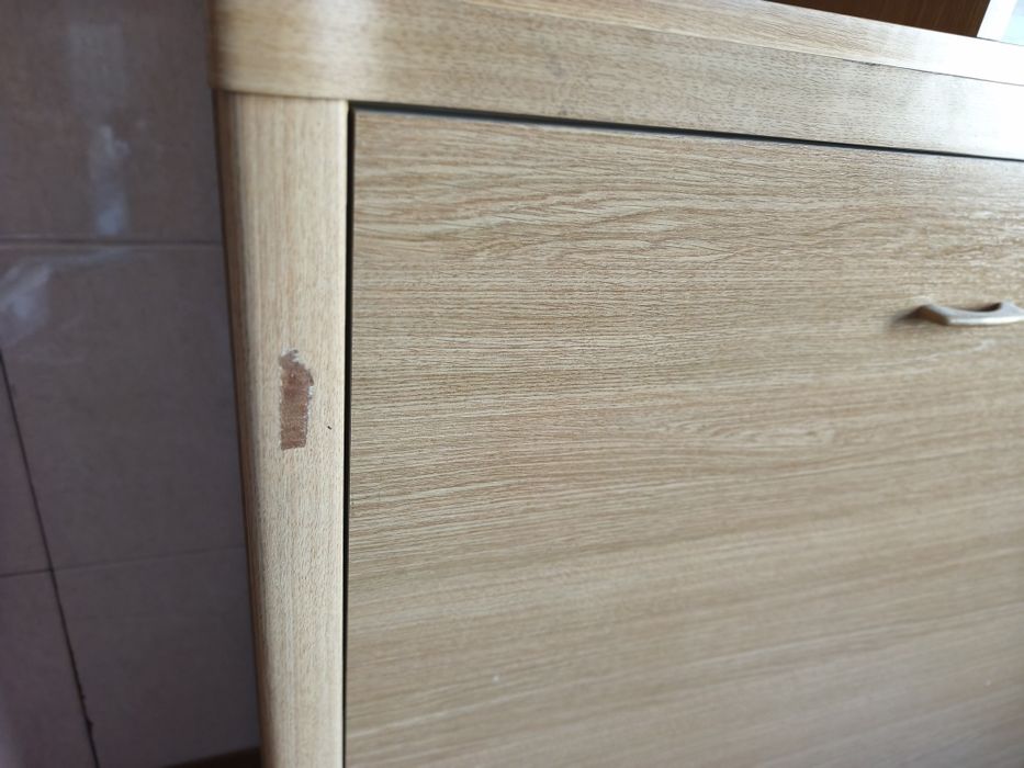 Quarto juvenil compacto com cama individual rebatível 90cm e estantes