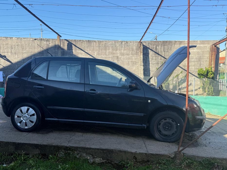 Vendo skoda 5 portas mas tá adaptado para dois lugares