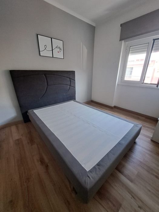 Cama de casal e cabeceira