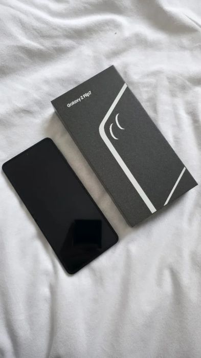 Smartphone SAMSUNG Galaxy Z Flip 7 (6.9'' - 12 GB - 512 GB - Preto)